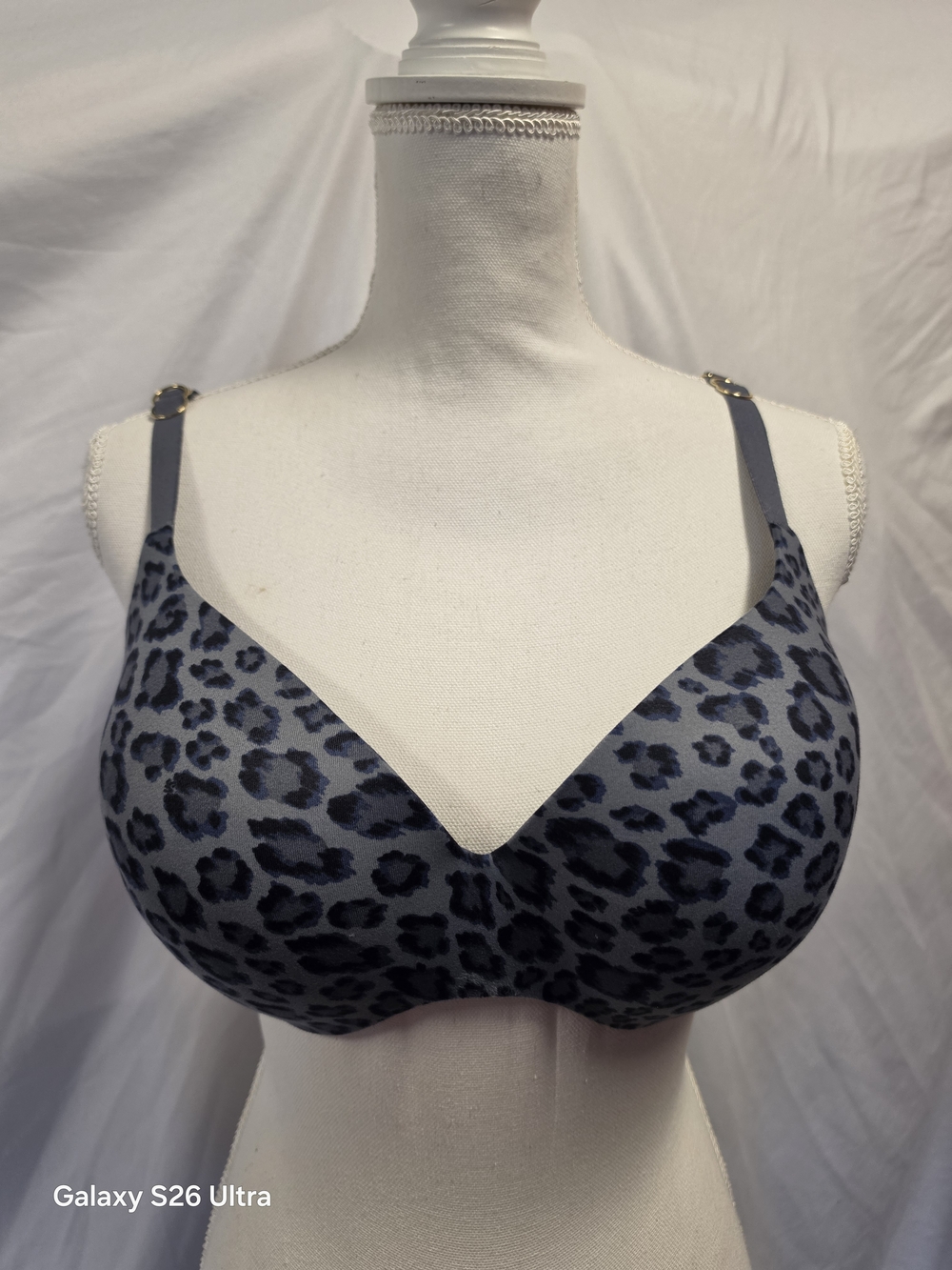 Seamless Gray Leopard Print T-Shirt Bra